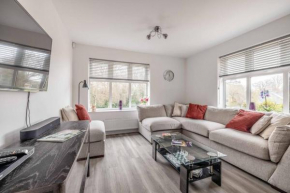 STYLISH HOME @ VIRGINIA WATER LAKE & FREE PARKING